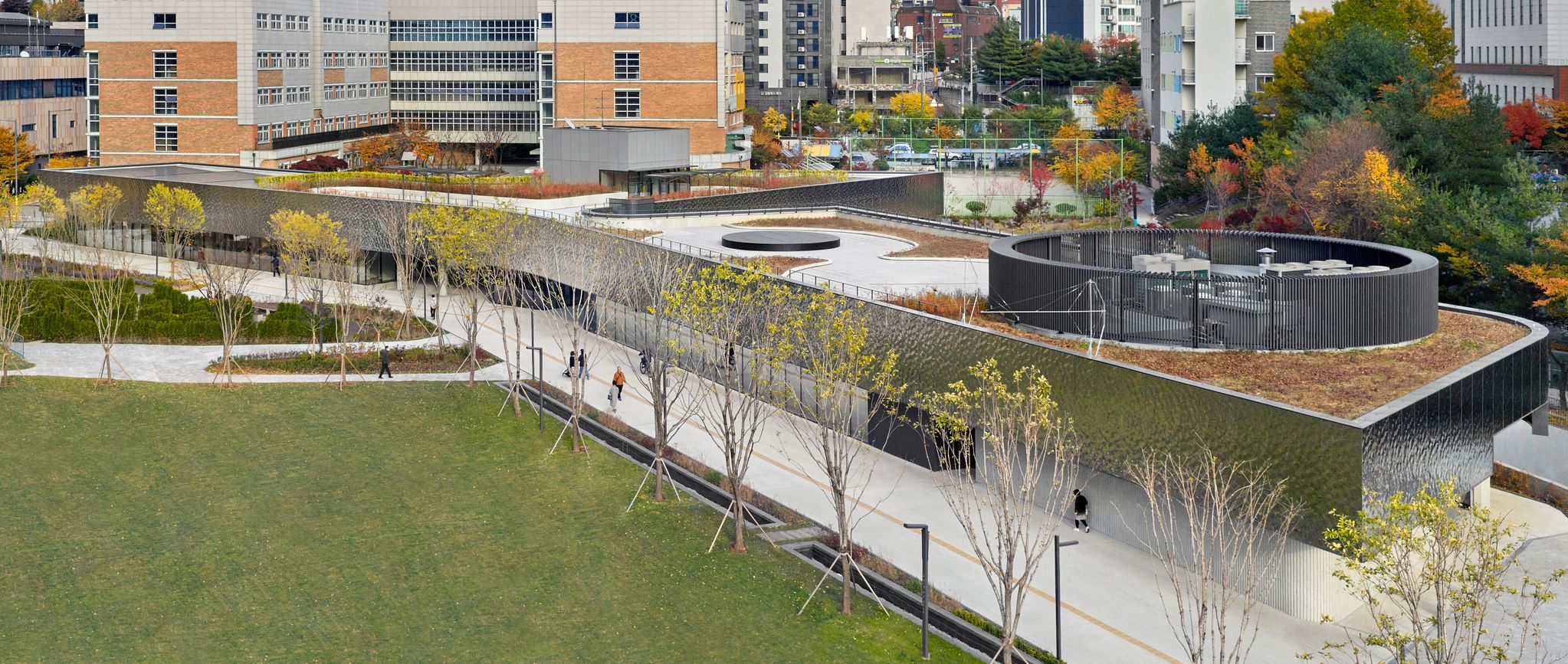 금천구 금나래중앙공원 내에 위치한 서서울미술관 전경. 층수를 높이는 대신 지하로 파고드는 설계를 선택했다. 사진 김태동(서서울미술관 제공)