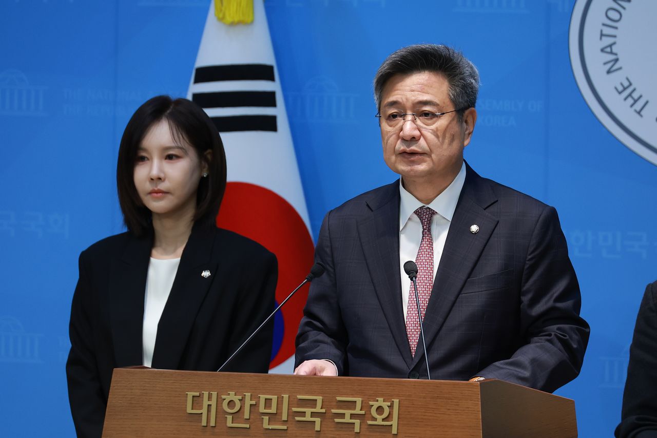 김장겸 국민의힘 의원과 유튜버 쯔양 변호인 김태연 변호사가 18일 서울 여의도 국회 소통관에서 구제역 재판소원 관련 기자회견을 하고 있다. 뉴시스