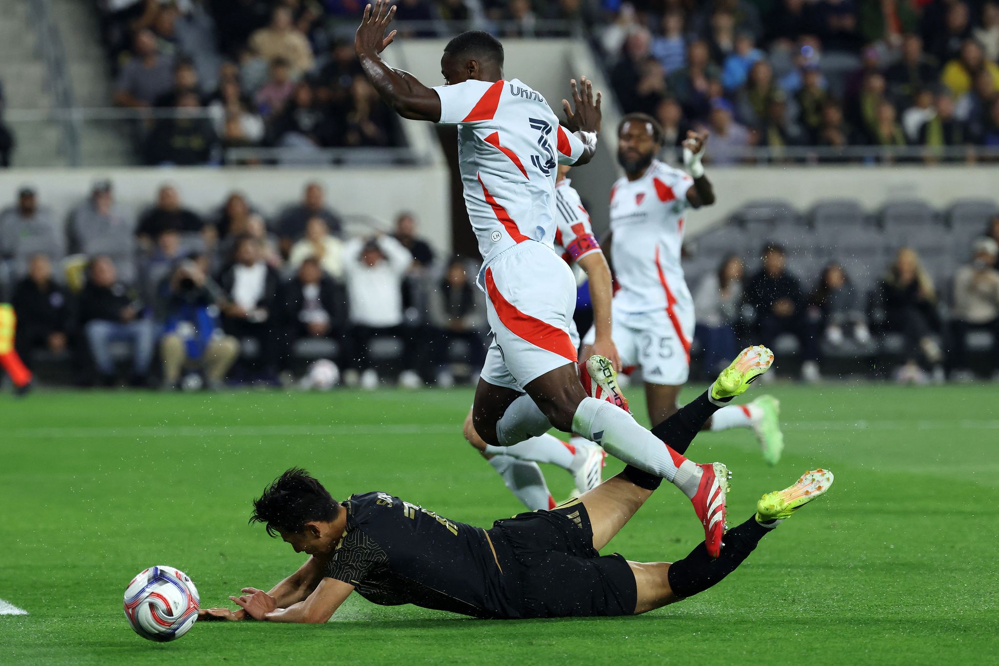 상대와 볼 경합 도중에 넘어진 LAFC 손흥민. 로이터=연합뉴스