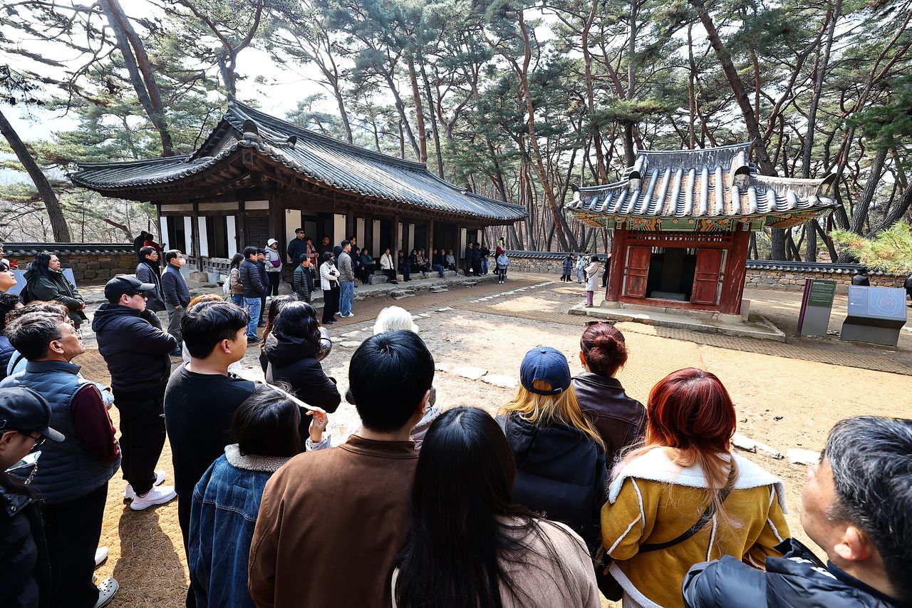 관람객들이 강원도 영월 청령포 단종어소 앞에서 해설사의 설명을 듣고 있다. 김종호 기자