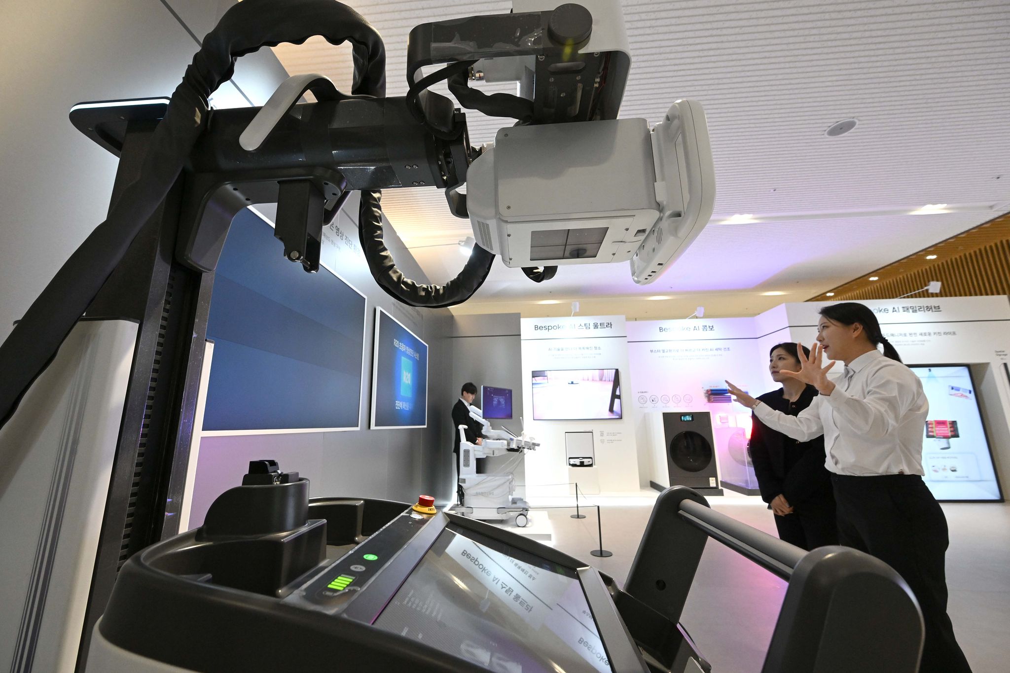 '제57기 삼성전자 정기주주총회'에서 인공지능(AI) 탑재 엑스레이 의료기기를 보고 있는 주주들.