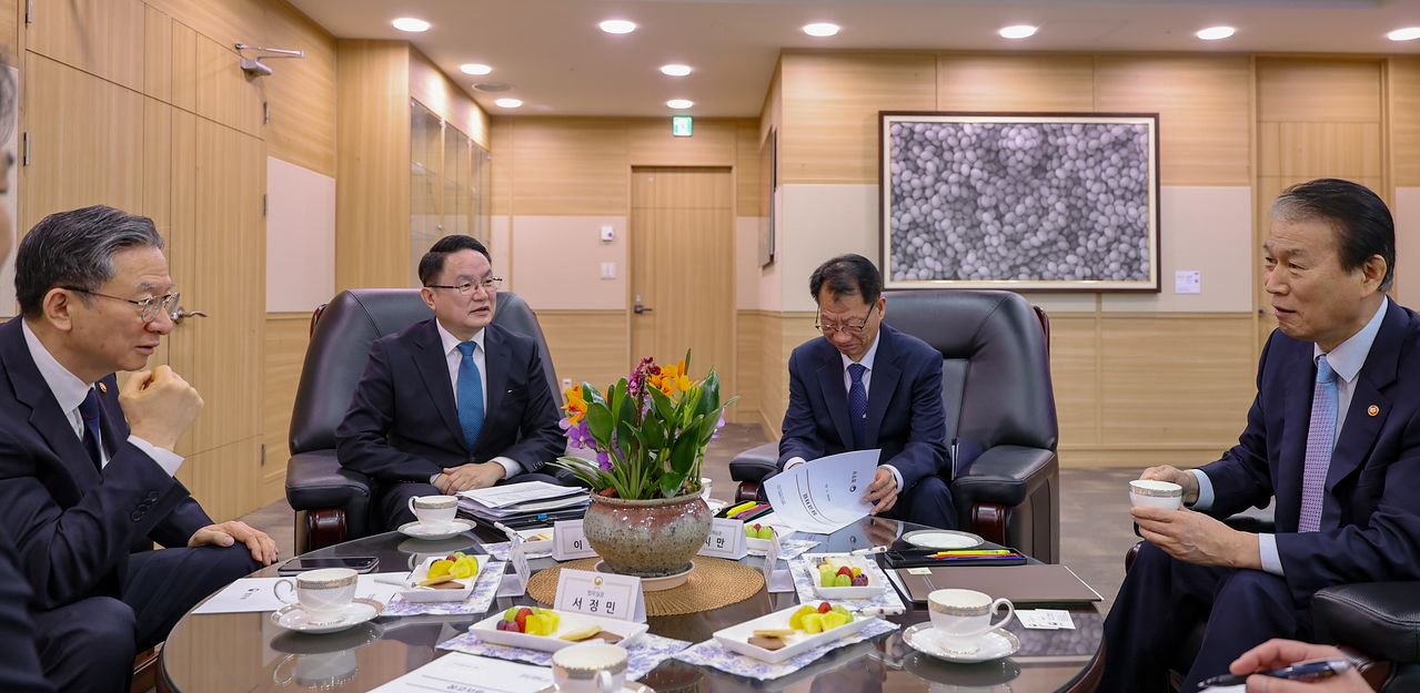 정성호(왼쪽) 법무부 장관은 18일 경기 과천시 법무부 청사를 방문한 권오을(오른쪽) 국가보훈부 장관과 교정 공무원의 국립묘지 안장을 위한 국립묘지법 개정 등 협력 방안을 논의했다. 국가보훈부 제공