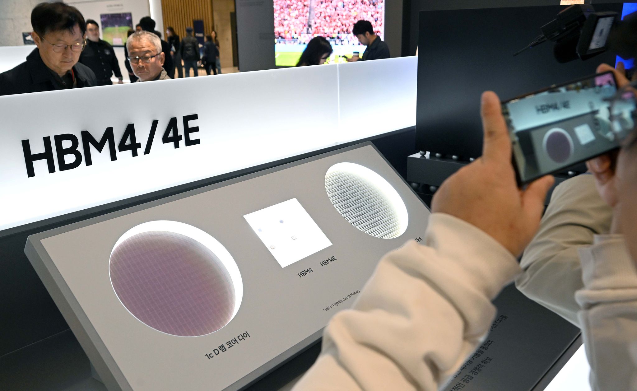 이날 주주총회장에 마련된 전시공간에서 주주들이 HBM4, HBM4E 메모리를 보고 있다.