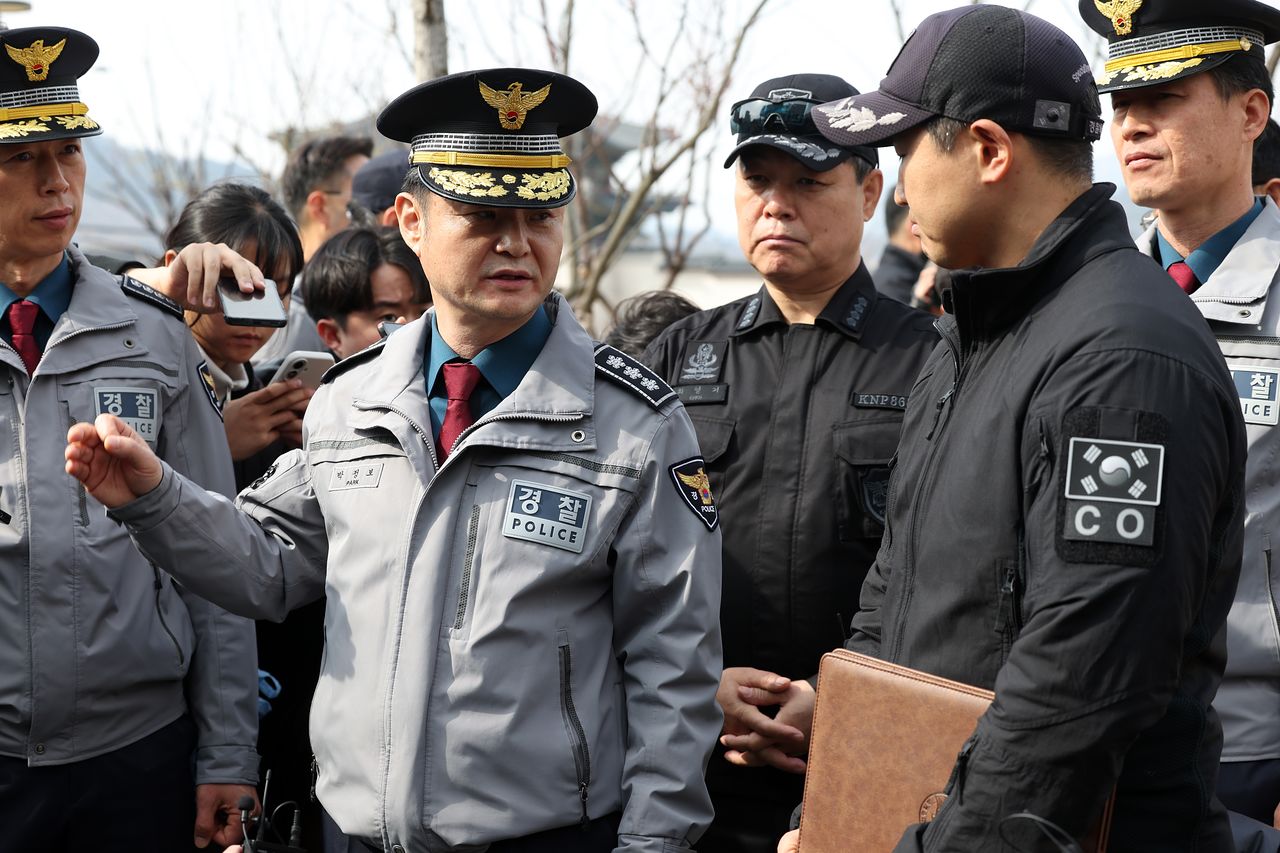 방탄소년단(BTS) 공연 관련 현장 점검에 나선 박정보 서울경찰청장이 18일 서울 종로구 광화문광장 인근에서 경찰특공대의 안티드론차량에 대한 설명을 듣고 있다. 연합뉴스