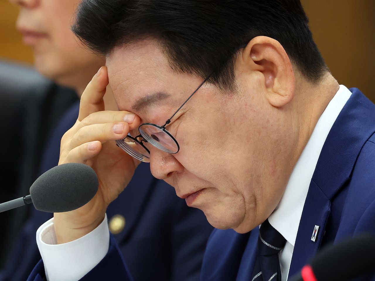 이재명 대통령이 17일 정부세종청사에서 열린 국무회의에서 자료를 보고 있다. 뉴스1