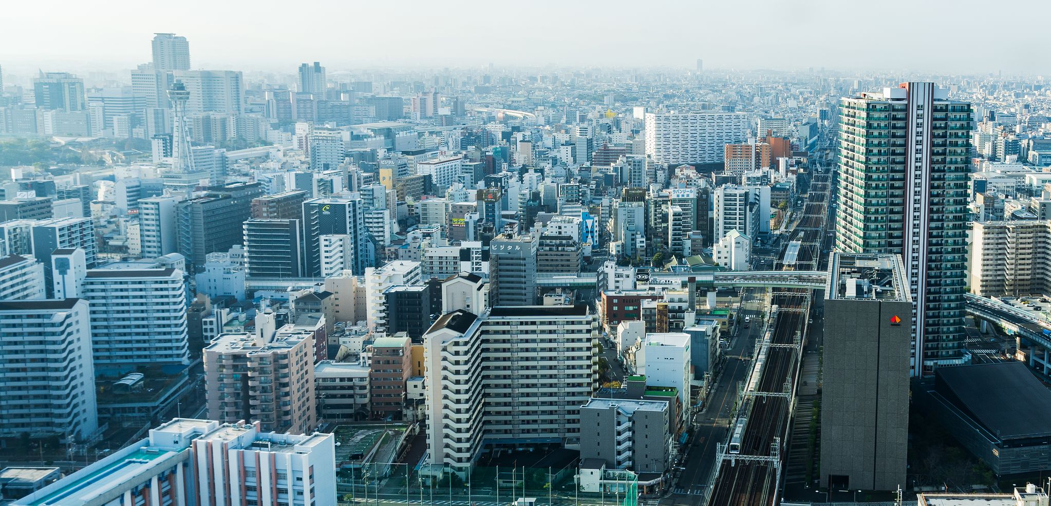 센타라 그랜드 호텔 오사카의 31층 객실에서 내다 본 오사카 도심. 웬만한 전망대보다 건물이 높아 도심 일대를 훤히 내려다볼 수 있다. 백종현 기자 