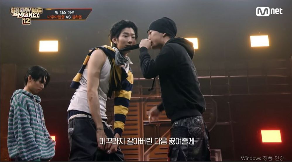 힙합 서바이벌 '쇼미더머니' 시즌 12에서 같은 크루 소속 김하온(오른쪽)과 나우아임영이 디스전 벌이는 모습. 친할수록 서로를 잘 알아 공격 수위가 높다. 지금 김어준을 둘러싼 디스전처럼. [방송 캡처]