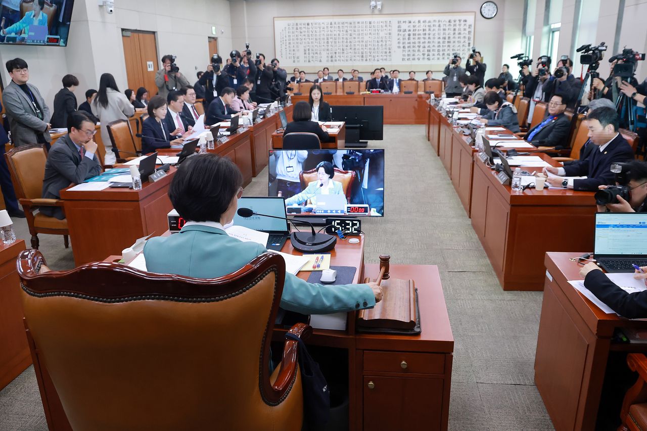18일 국회에서 열린 법제사법위원회 전체회의에서 위원장인 더불어민주당 추미애 의원이 개의를 선언하고 있다. 연합뉴스
