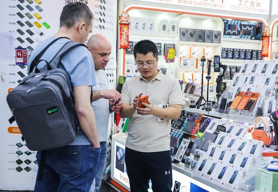 3월 11일 화창베이의 한 상점에서 외국인 고객에게 AI 기능이 있는 상품을 소개하는 점원. 신화통신