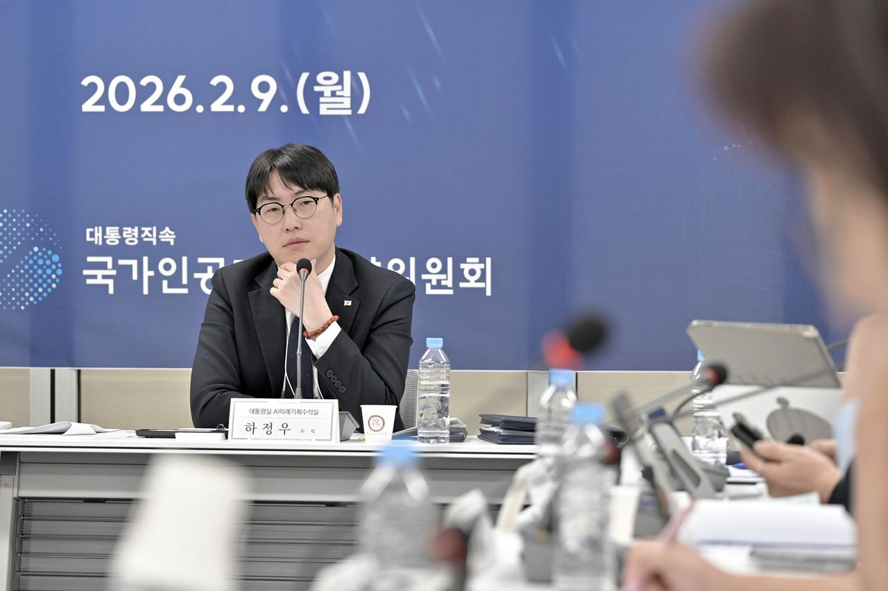 하정우 청와대 AI미래기획수석이 지난달 9일 서울 중구 국가AI전략위원회 지원단에서 열린 시민사회 AI 정책 간담회에서 참석자 발언을 듣고 있다. 연합뉴스