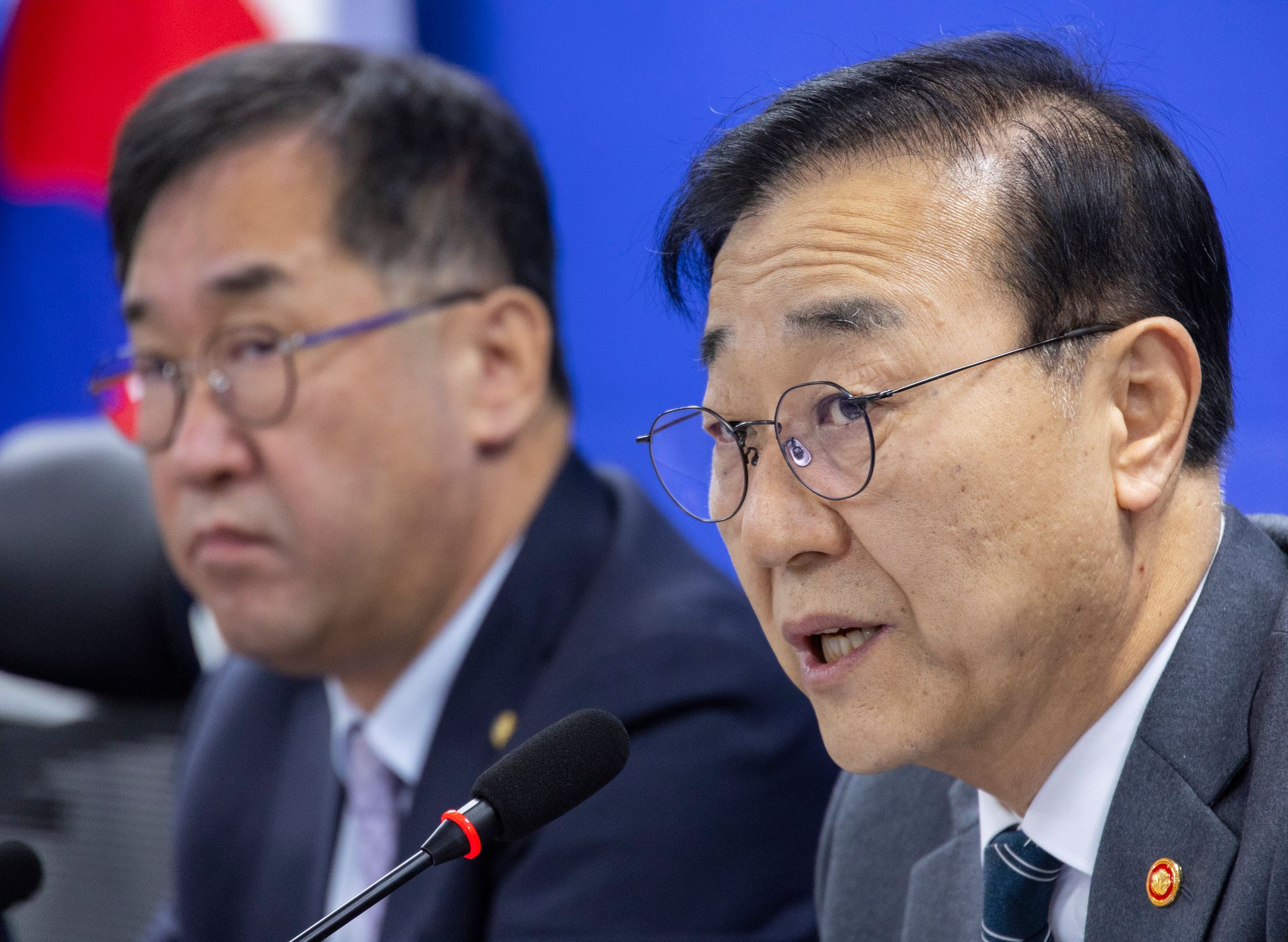 김윤덕 국토교통부 장관이 18일 국회 의원회관에서 열린 국토부-국토해양위 당정 협의에서 신속한 부동산 정책 마련을 강조하는 인사말을 하고 있다. 연합뉴스