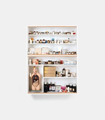 돌아가신 할머니의 약장으로 만든 '죄인'(1988). © Damien Hirst and Science Ltd. 