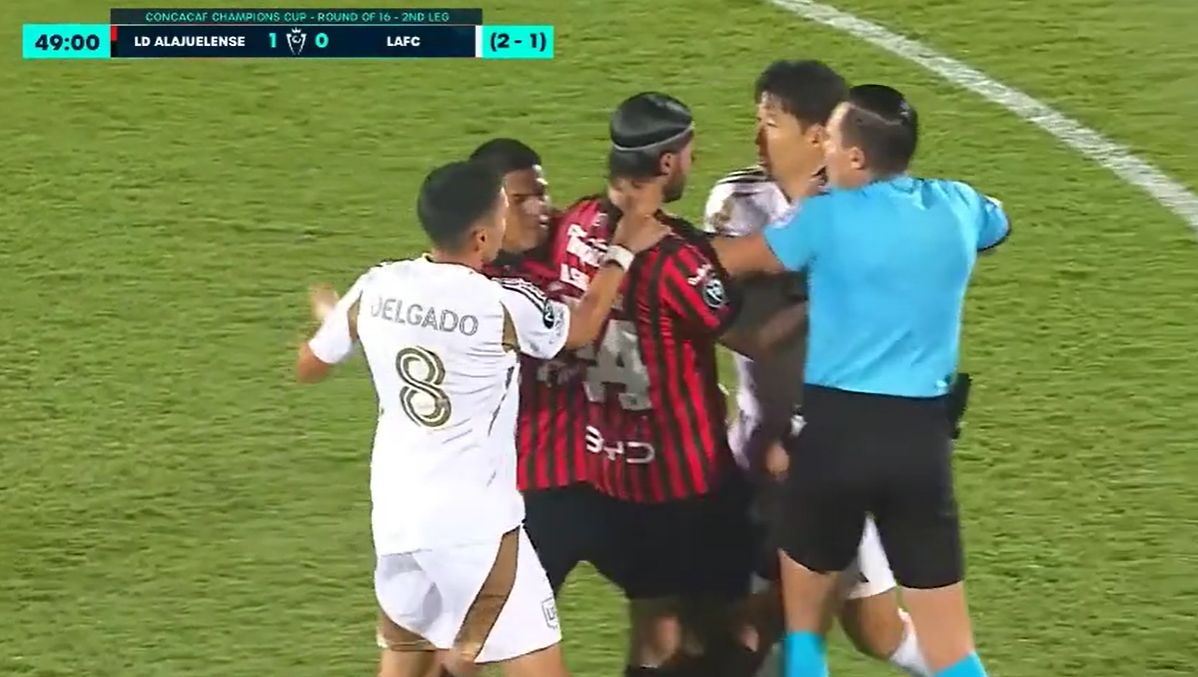 위험한 태클을 당한 손흥민이 상대선수에 달려가 항의했다. 사진 중계화면 캡처