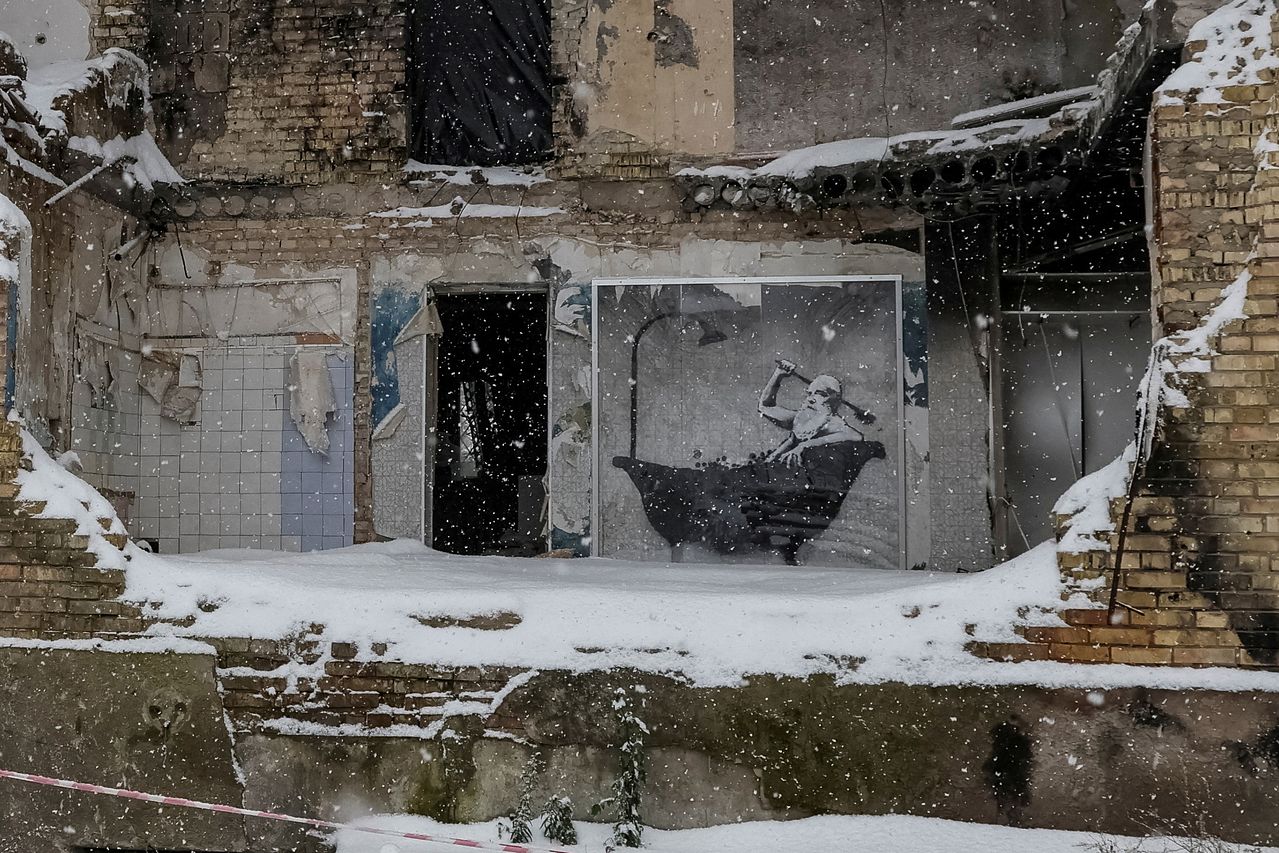 우크라이나 호렌카 마을 건물 외벽에 그려진 그라피티 작가 뱅크시의 작품. [로이터=연합뉴스]