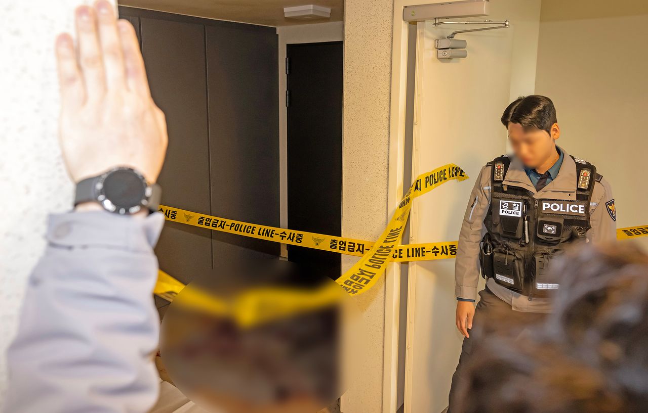 지난 17일 부산 부산진구 한 아파트에서 50대 현직 항공사 기장 A 씨가 흉기에 찔려 숨진 채 발견된 가운데 경찰이 사건 현장을 통제하고 있다. 사진 뉴스1