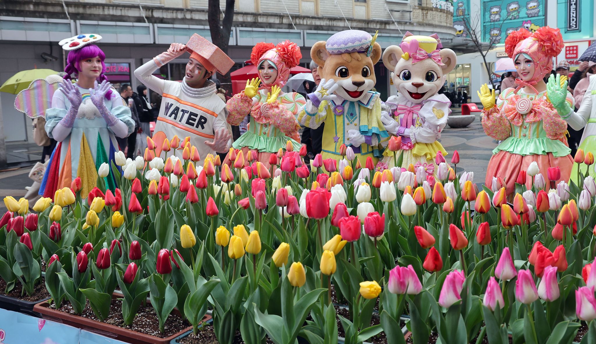 에버랜드 튤립축제 개막을 이틀 앞둔 18일 오후 서울 명동에서 공연 연기자들이 축제홍보하고 있다. 