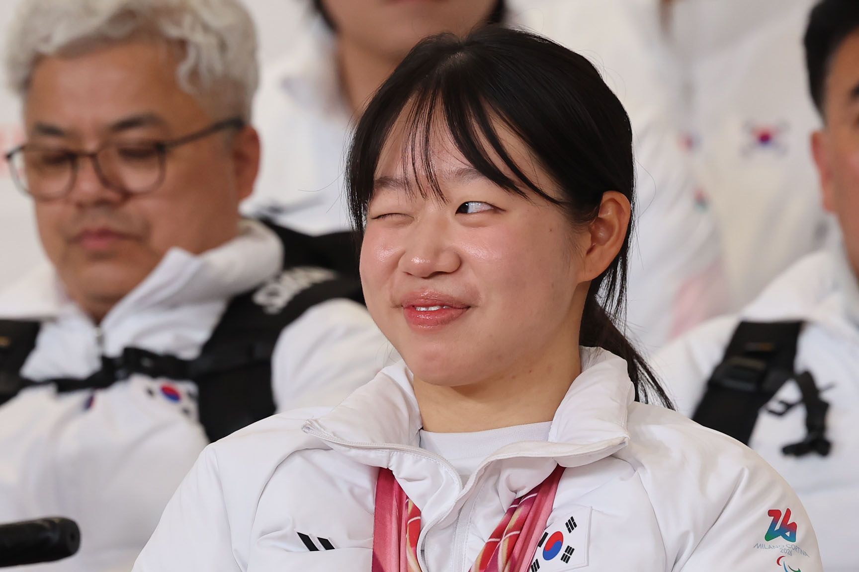 해단식에서 윙크하고 있는 김윤지. 뉴시스