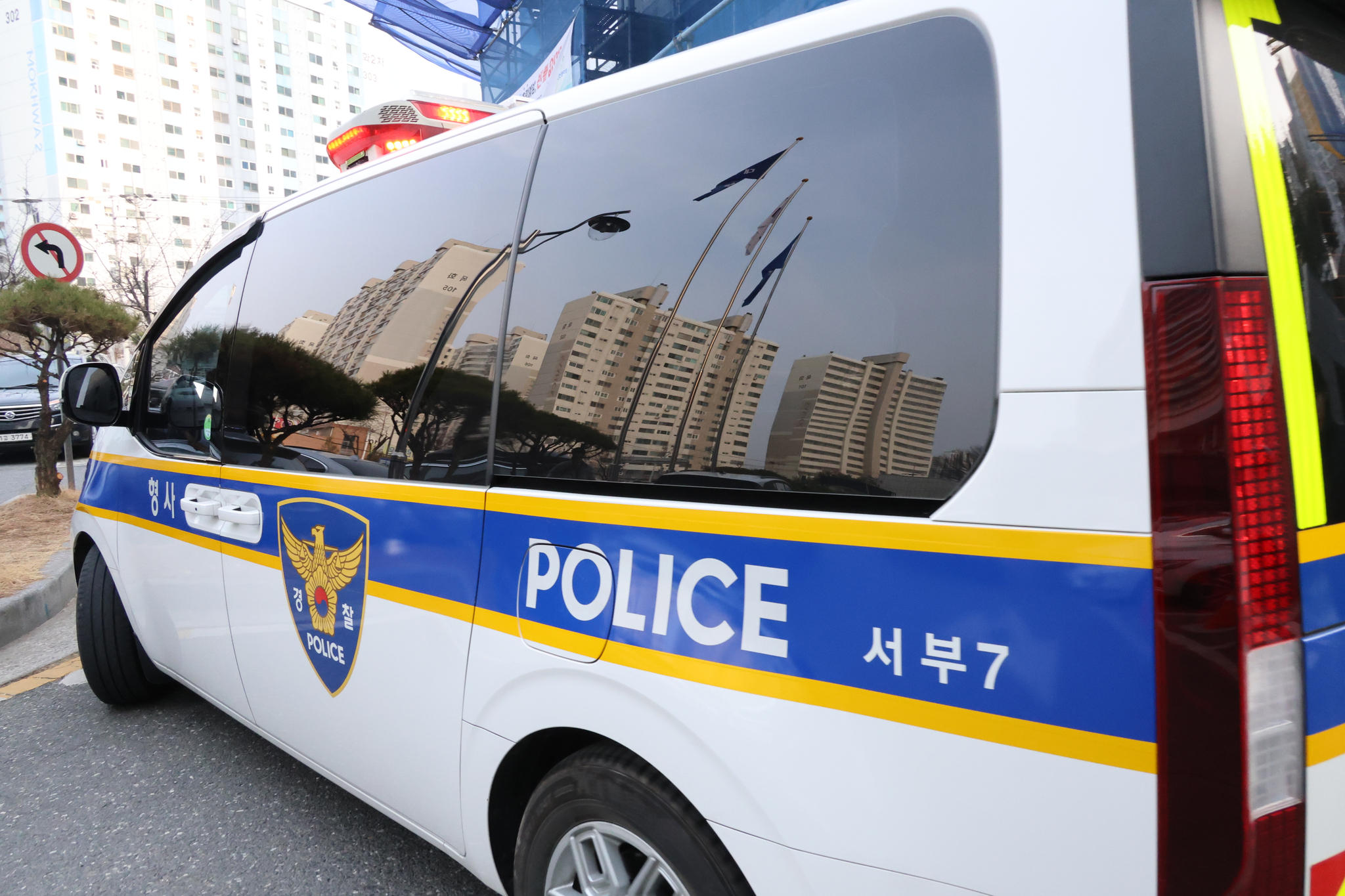 경찰 승합차가 이동하는 모습. 연합뉴스 ※기사 내용과 직접적인 관련 없음