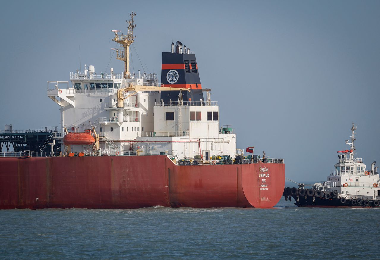 지난 16일 호르무즈 해협을 거쳐 인도 구자라트 문드라항에 정박한 인도 액화석유가스(LPG) 운반선 시발릭호에 해안경비대 선박이 접근하고 있다. 로이터=연합뉴스