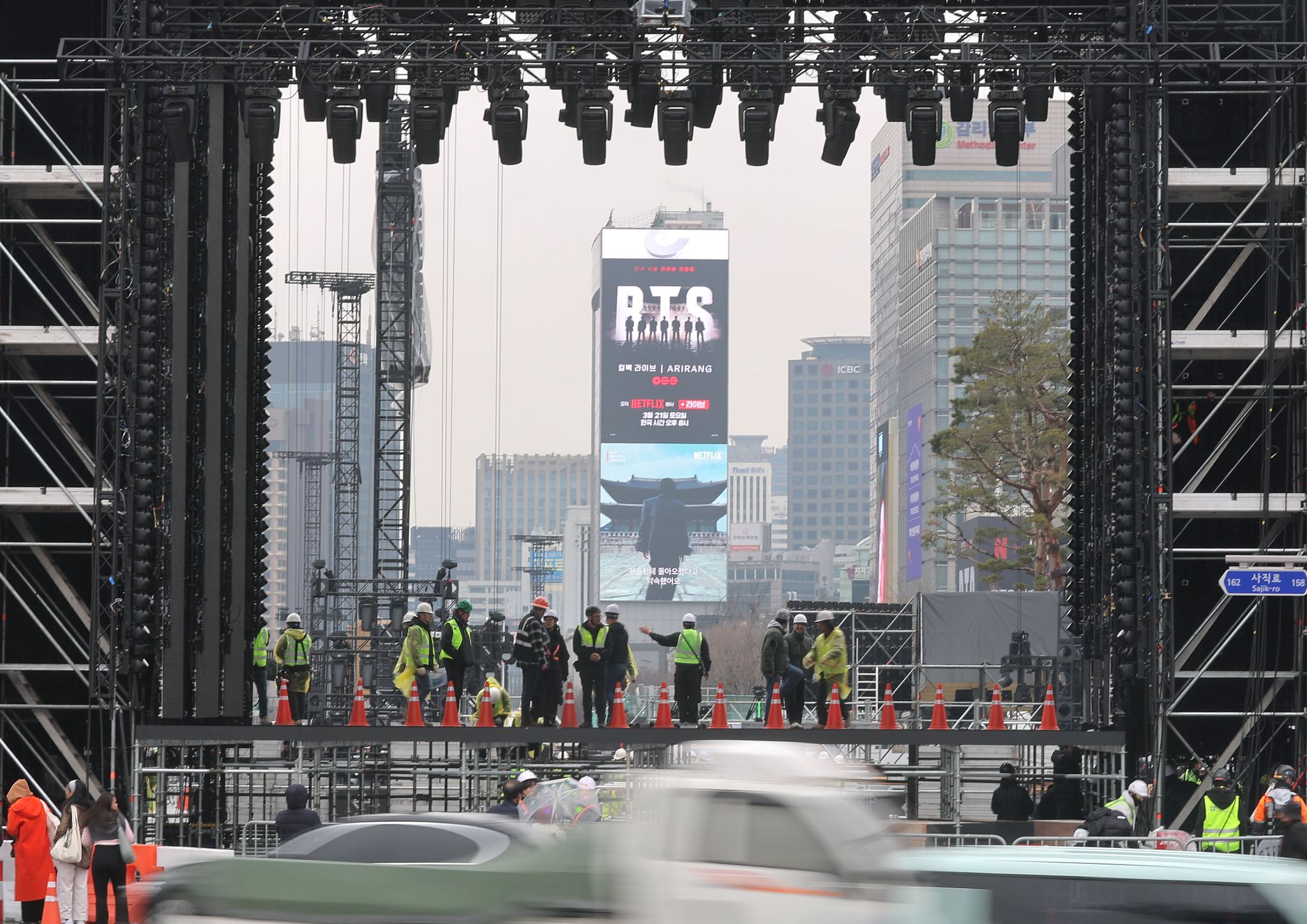 그룹 방탄소년단(BTS)의 광화문 공연을 앞둔 18일 서울 광화문광장에서 공연 준비작업이 이뤄지고 있다. 연합뉴스