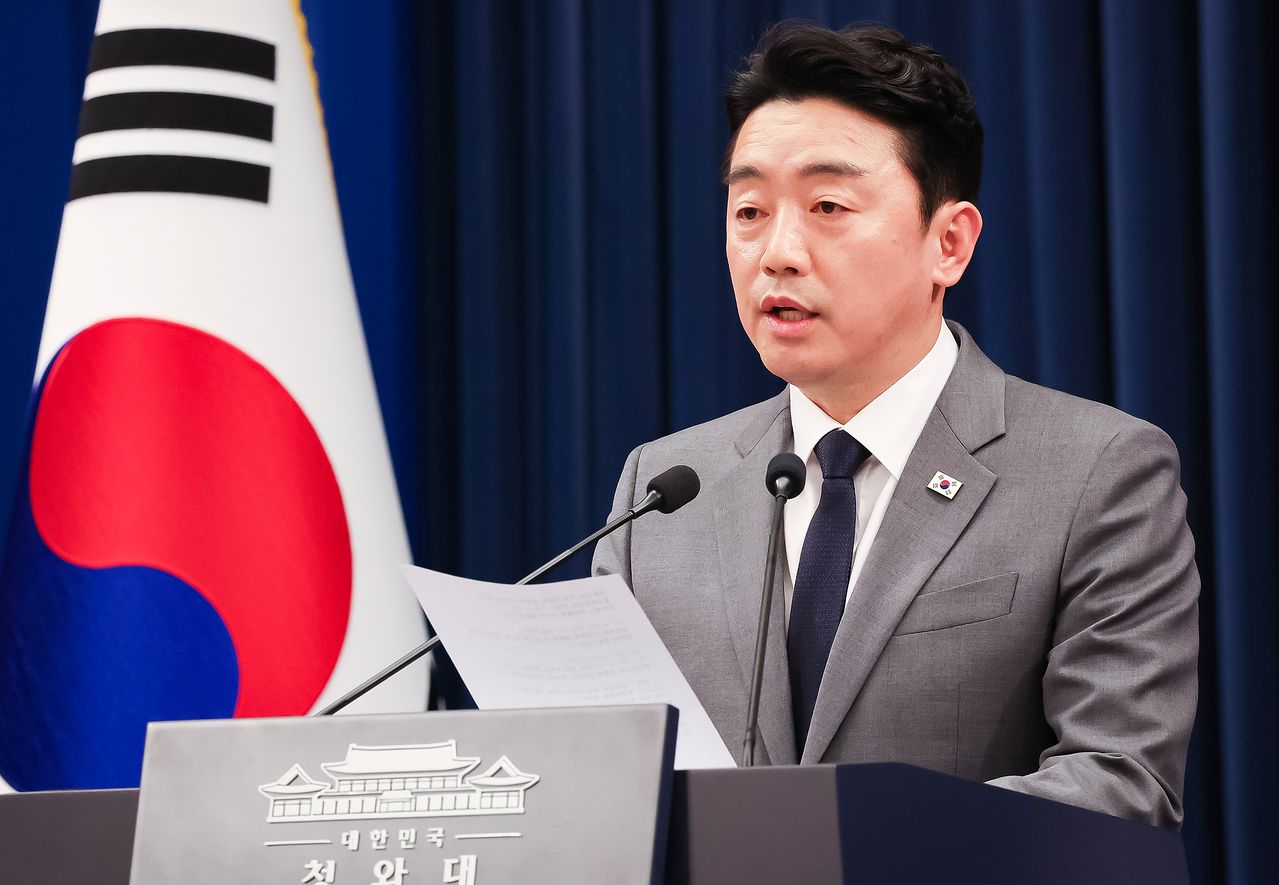 18일 청와대 춘추관에서 강훈식 전략경제협력 대통령 특사가 UAE 방문 결과를 발표 하고 있다. 청와대사진기자단