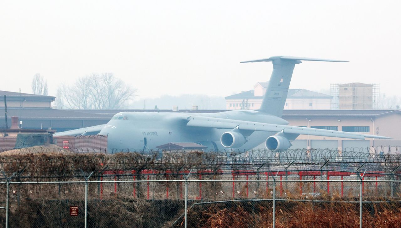 지난 3월 11일 경기 평택시 주한미군 오산공군기지에 C-5 수송기가 계류되어 있다.  최근 미국은 주한미군의 지대공 방공 무기 패트리엇(PAC-3)에 이어 고고도미사일방어체계 '사드'(THAAD) 장비 일부까지 중동으로 차출하기 위한 절차를 밟고 있다. 뉴스1