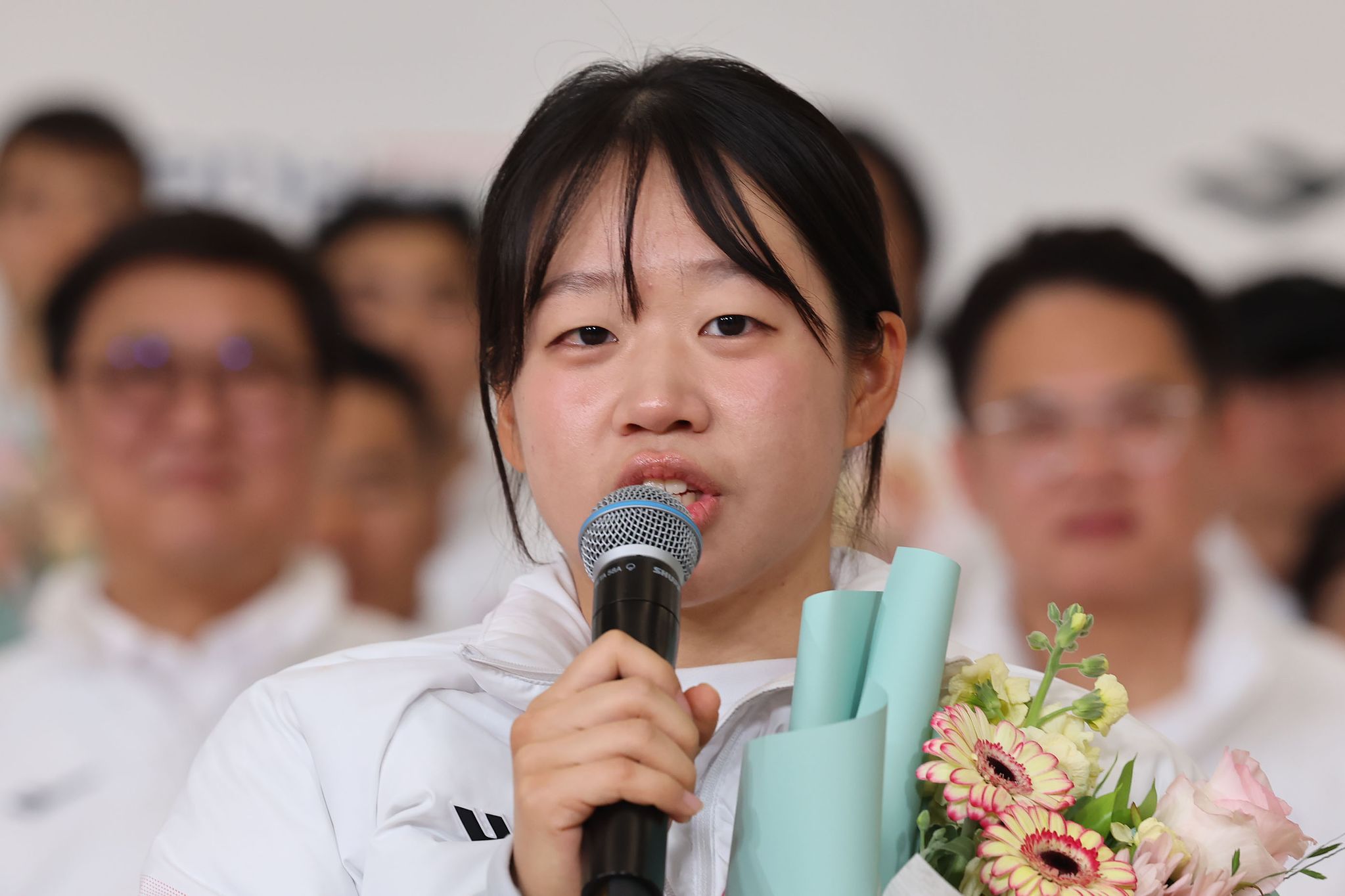 김윤지가 2026 밀라노-코르티나 동계 패럴림픽 해단식에서 대회 MVP에 선정된 뒤 발언하고 있다. 뉴시스