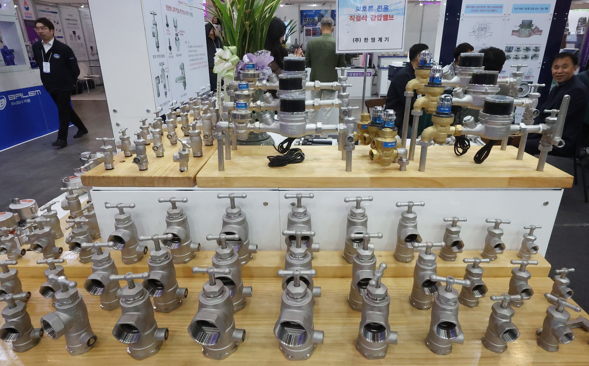 '2026 국제물산업박람회(WATER KOREA)'에 전시된 다양한 밸브.