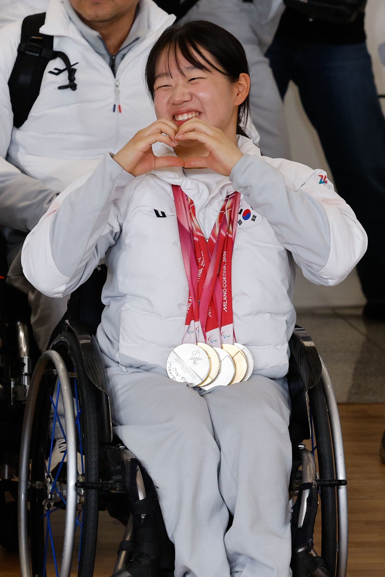 금메달 2개와 은메달 3개를 목에 걸고 환한 미소를 짓고 있는 김윤지. 뉴스1