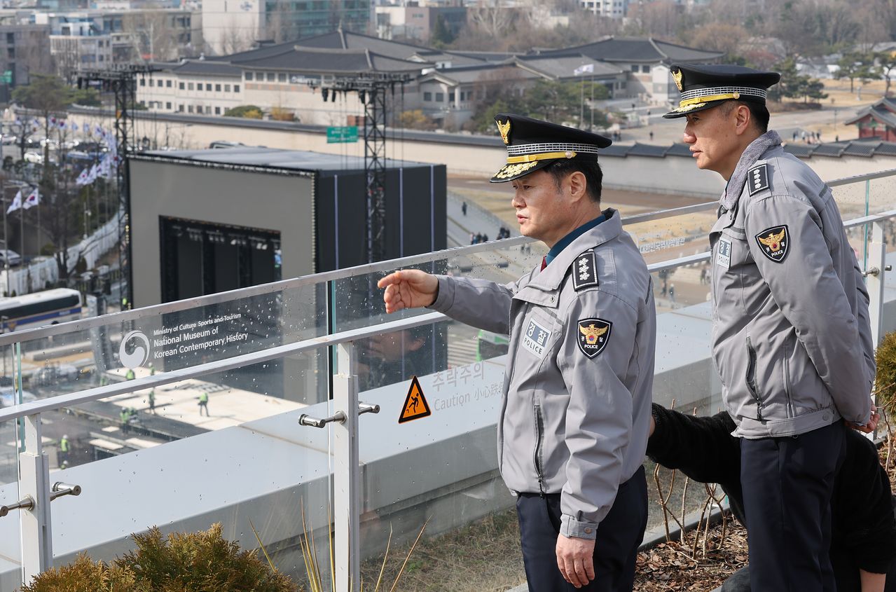 박정보 서울경찰청장이 18일 서울 종로구 대한민국역사박물관에서 광화문광장에 준비 중인 방탄소년단(BTS)의 컴백 공연 무대 설치 현장을 살펴보고 있다. 연합뉴스