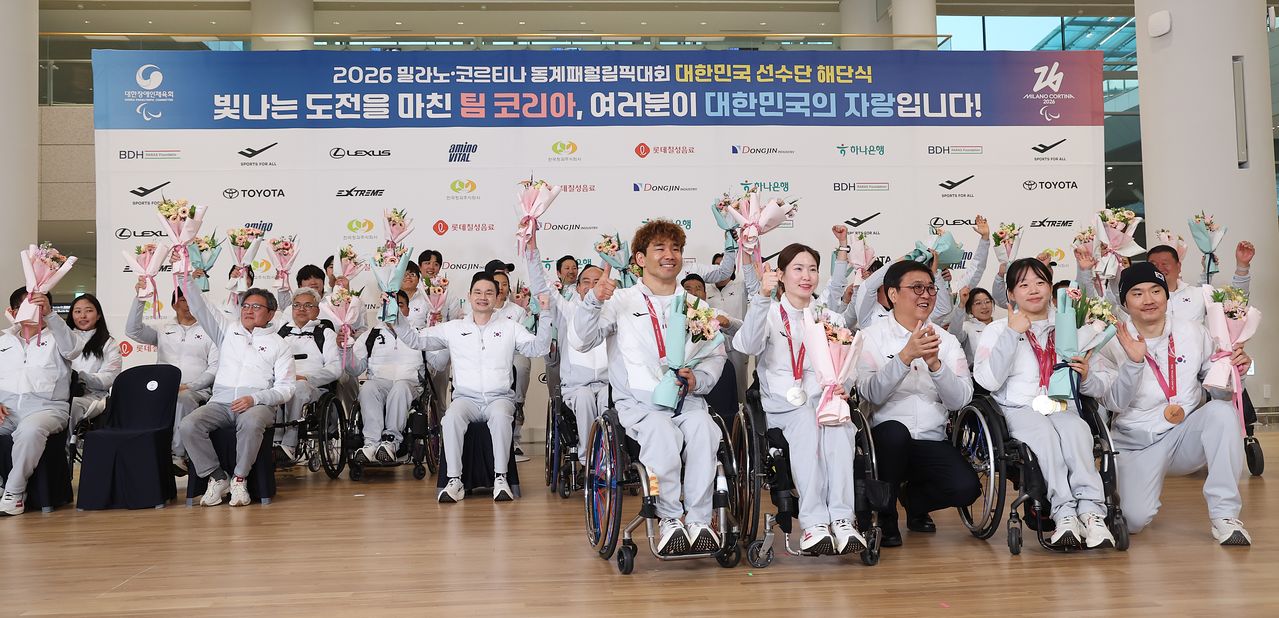 17일 인천국제공항 2터미널에서 열린 밀라노·코르티나담페초 동계 패럴림픽 한국 선수단 입국 환영ㆍ해단식에서 최휘영 문화체육관광부 장관이 메달리스트인 이용석, 백혜진, 김윤지, 이제혁에게 꽃다발을 전달하고 함께 기념촬영하고 있다. 연합뉴스