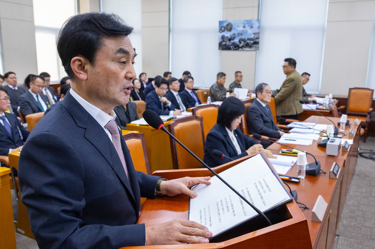 안규백 국방부 장관이 17일 국회에서 열린 국방위 전체 회의에 출석해 업무 보고를 하고 있다. 연합뉴스