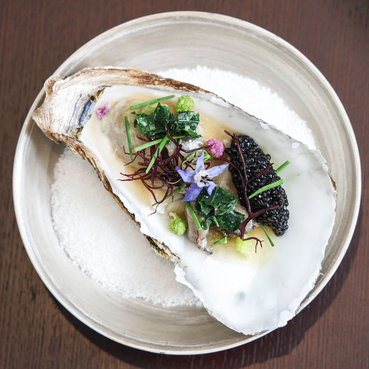 18일 저녁 한식당 '규반'에서 선보인 프랑스 요리. 광양 벚굴에 캐비아를 얹었다. 김경록 기자