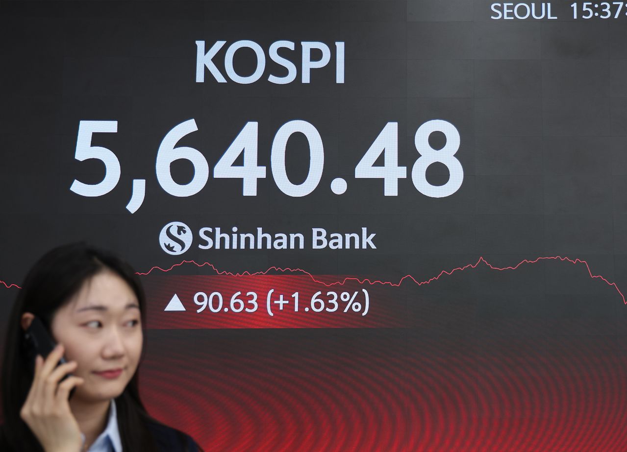 17일 오후 신한은행 본점 현황판에 코스피 종가가 표시돼있다. 이날 코스피는 전일 대비 90.63포인트(1.63%) 상승한 5640.48, 코스닥은 1.35포인트(0.12%) 하락한 1136.94로 마감했다. 신한은행 제공