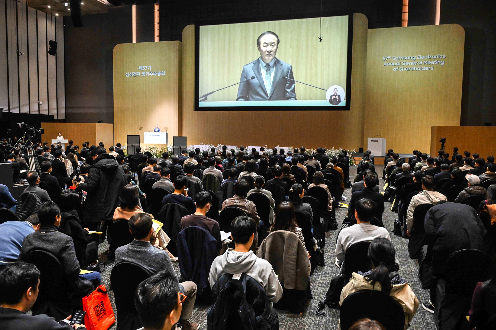 의장을 맡은 전영현 삼성전자 대표이사 부회장 겸 DS부문장이 18일 오전 경기 수원시 수원컨벤션센터에서 열린 제57기 정기 주주총회에서 인사말을 하고 있다.