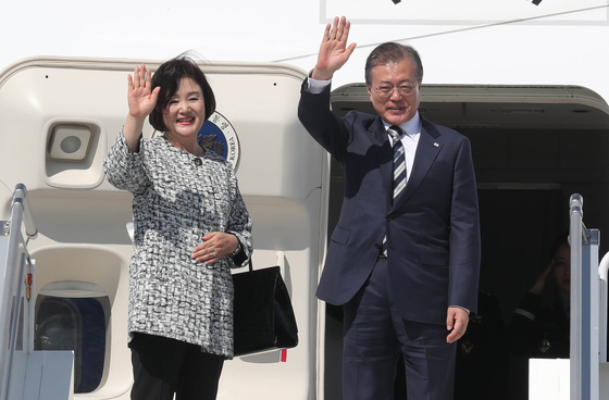  2019년 9월 25일 문재인 전 대통령과 부인 김정숙 여사가 미국 순방을 마치고 미국 뉴욕 JFK 국제공항을 떠나며 환송인사에게 손을 흔들고 있다. 청와대사진기자단