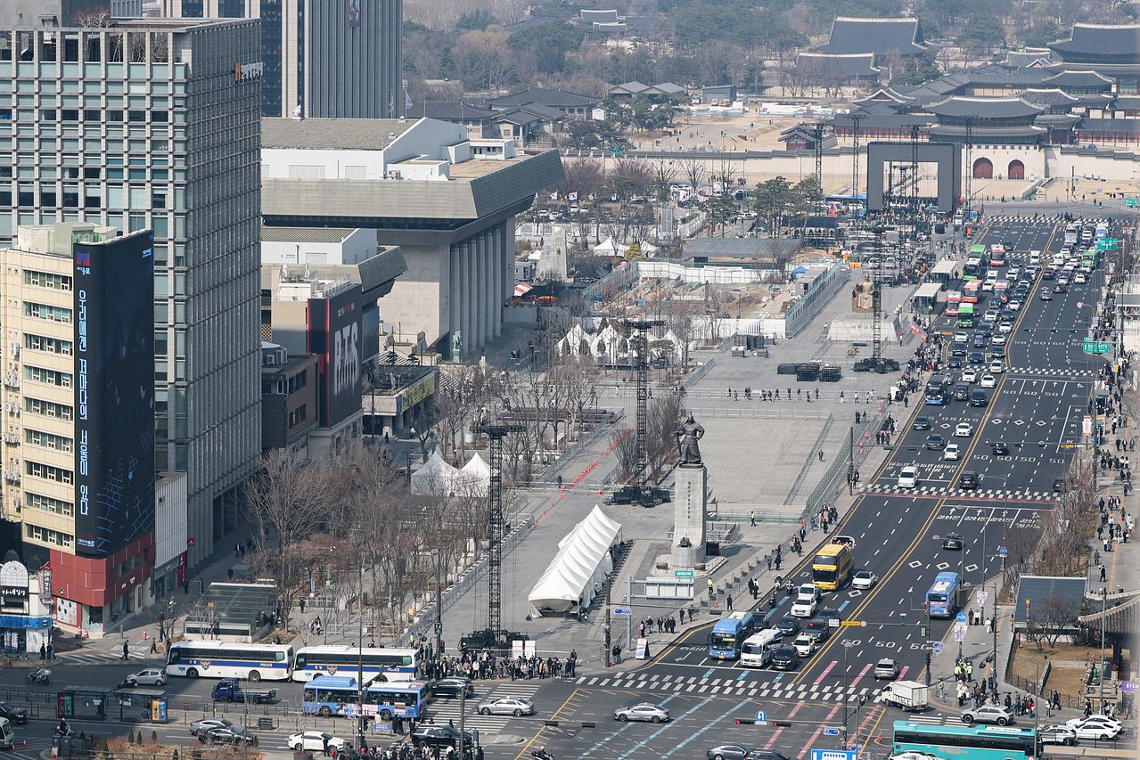 이번 BTS 컴백 공연은 넷플릭스가 한국에서 촬영한 무대를 190개 나라에 실시간으로 송출하는 첫 대형 라이브 이벤트다. 사진은 공연 준비작업이 한창인 서울 종로구 광화문 광장. 연합뉴스