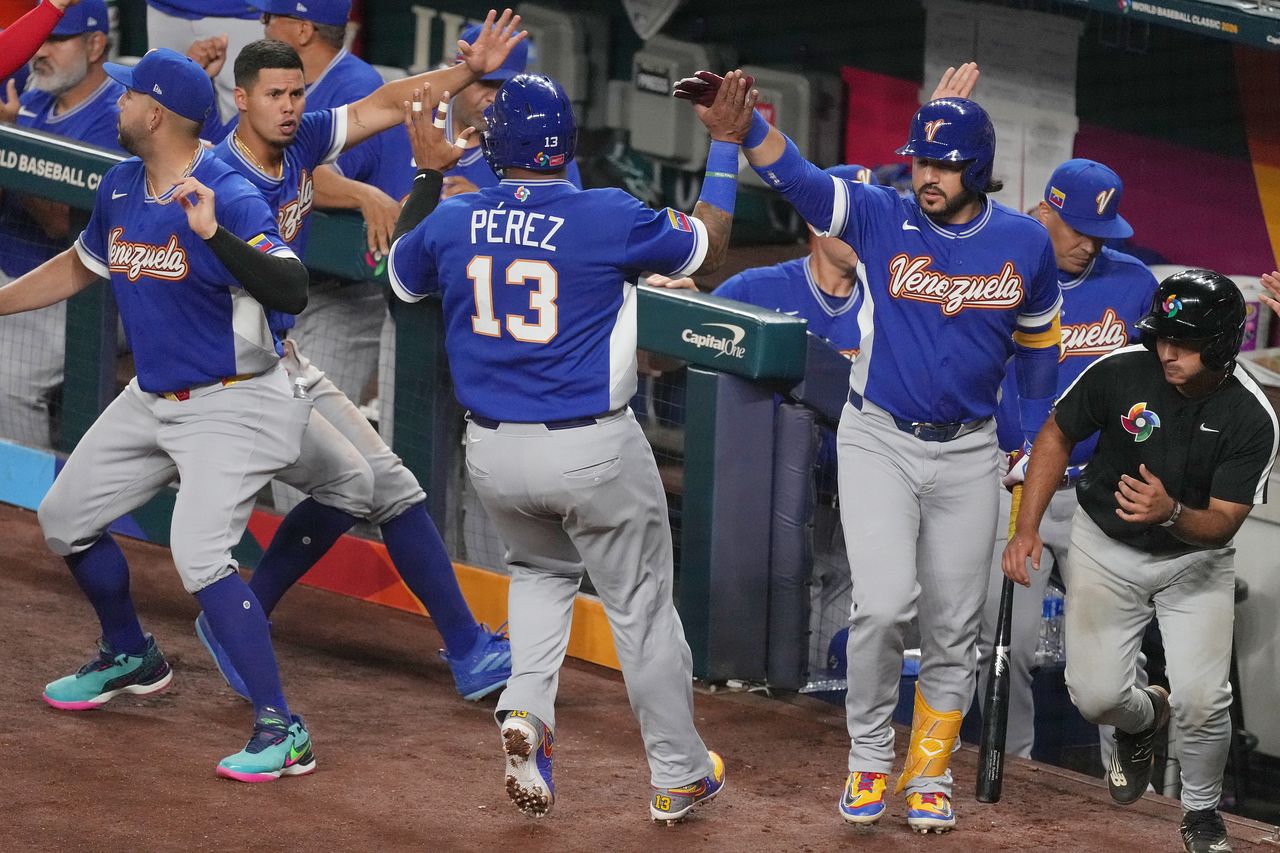 살바도르 페레즈가 득점하고 돌아오자 기뻐하는 베네수엘라 선수들. AP=연합뉴스