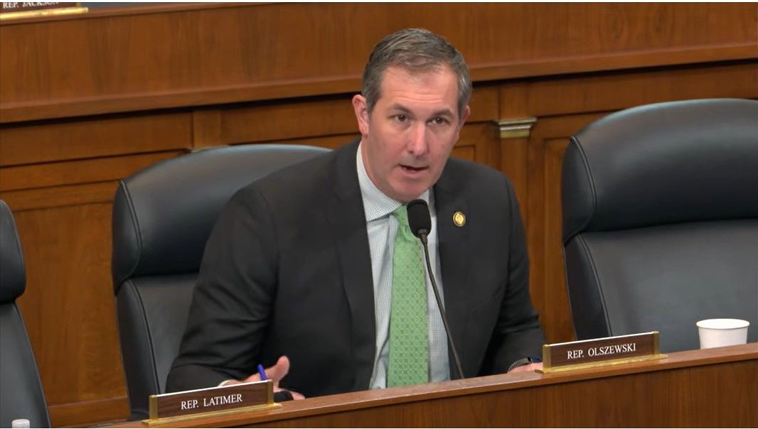 조니 올셰프스키 (민주·메릴랜드) 하원의원이 17일(현지시간) 미 연방 의회 하원 외교위원회의 청문회에 출석해 주한미군의 사드 체계를 중동으로 재배치한 것과 관련한 질문을 하고 있다. 미 하원외교위원회