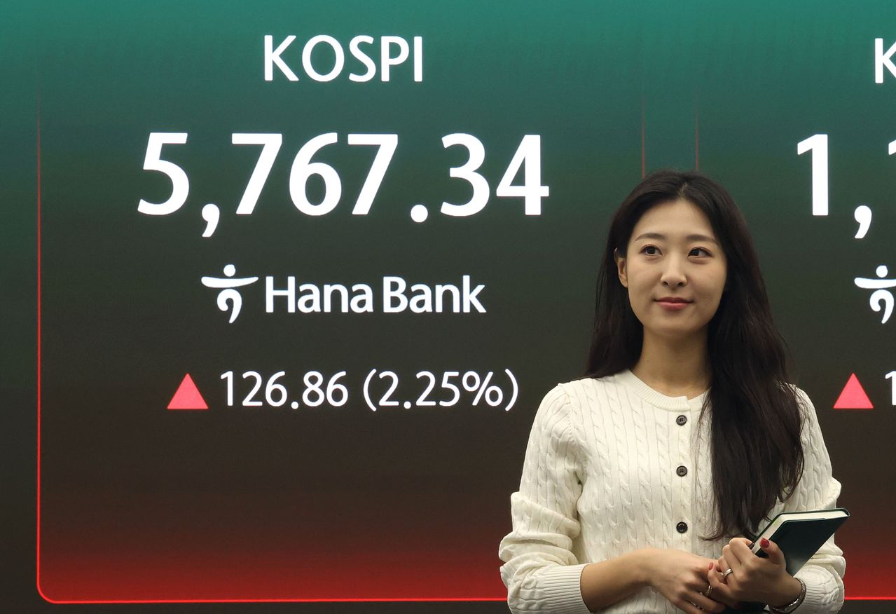 코스피가 2%대 상승 출발한 18일 오전 서울 중구 하나은행 딜링룸 현황판에 전장대비 126.86포인트(2.25%) 상승한 5,767.34를 나타내고 있다. 뉴스1