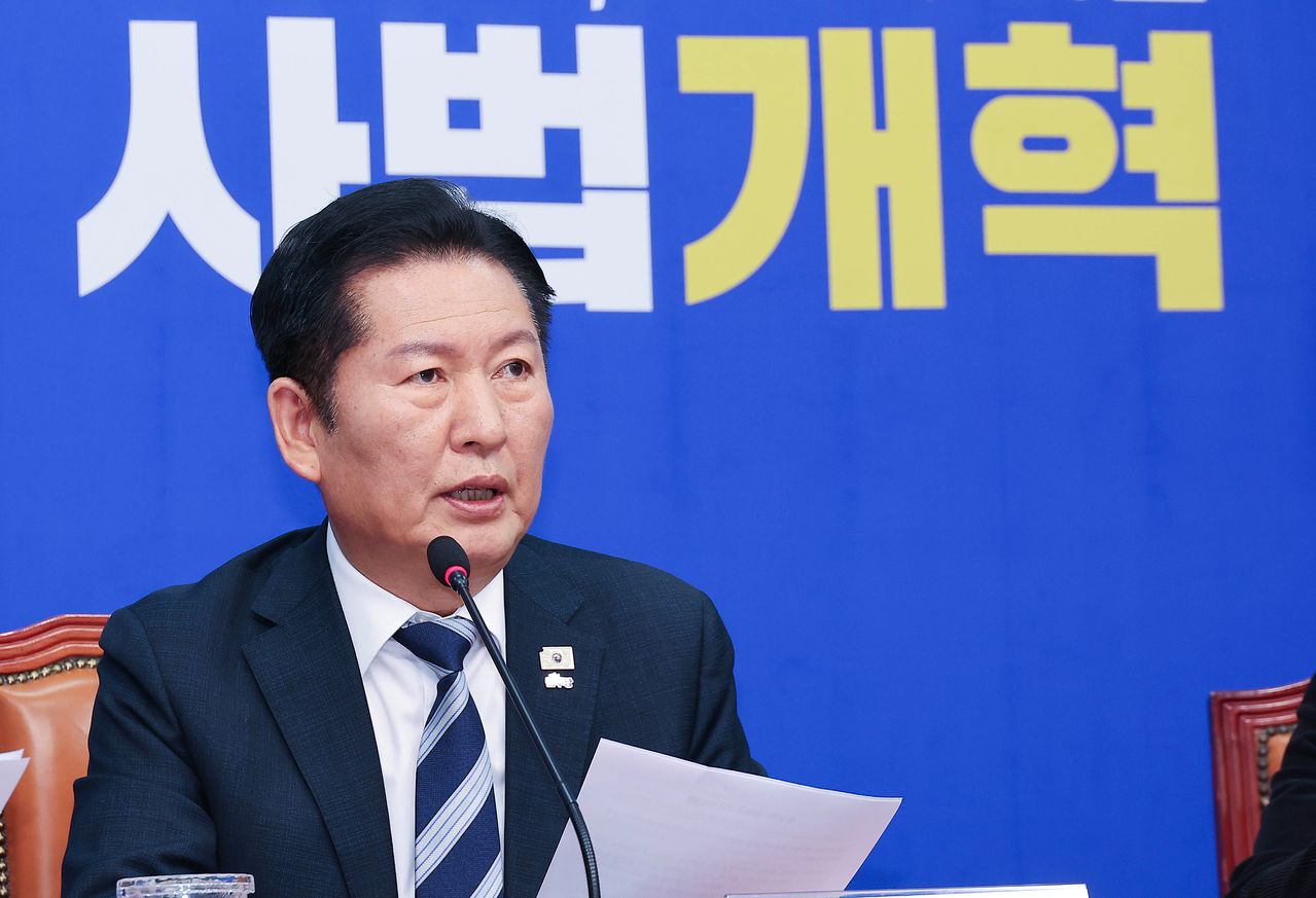 정청래 더불어민주당 대표는 17일 긴급 기자회견을 갖고 정부가 입법예고한 검찰개혁안을 수정한 법안 내용을 공개했다. 임현동 기자