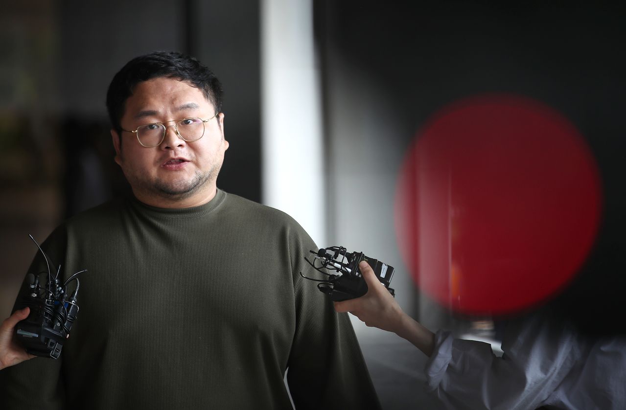 구독자 1000만여 명을 보유한 유튜버 쯔양(본명 박정원)을 협박한 혐의로 고발당한 유튜버 구제역(본명 이준희)이 2024년 7월 15일 오후 서울 서초구 서울중앙지검에 자진 출석하며 취재진의 질문에 답하고 있다. 그는 지난 12일 대법원에서 징역 3년을 확정받았고, 같은 날 재판소원을 예고했다. 뉴스1 