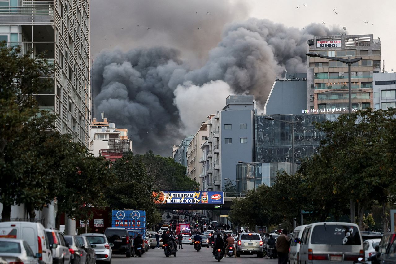 지난 12일 레바논 베이루트 바슈라에서 이스라엘의 공습으로 인한 폭발로 연기가 나고 있다. 로이터=연합뉴스