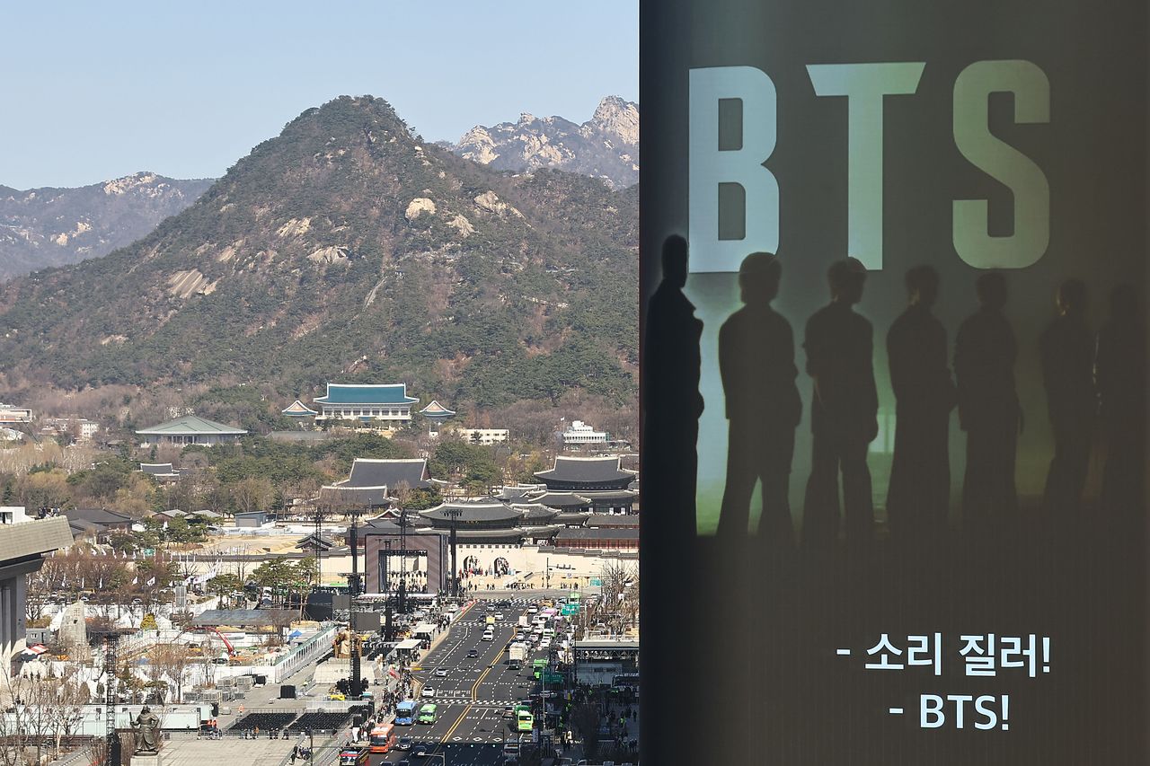 방탄소년단(BTS) 컴백 공연을 이틀 앞둔 19일 서울 종로구 광화문광장 인근 빌딩 전광판에 컴백 공연을 알리는 광고가 나오고 있다. 그 뒤로 경복궁과 청와대 전경이 보인다. 김종호 기자
