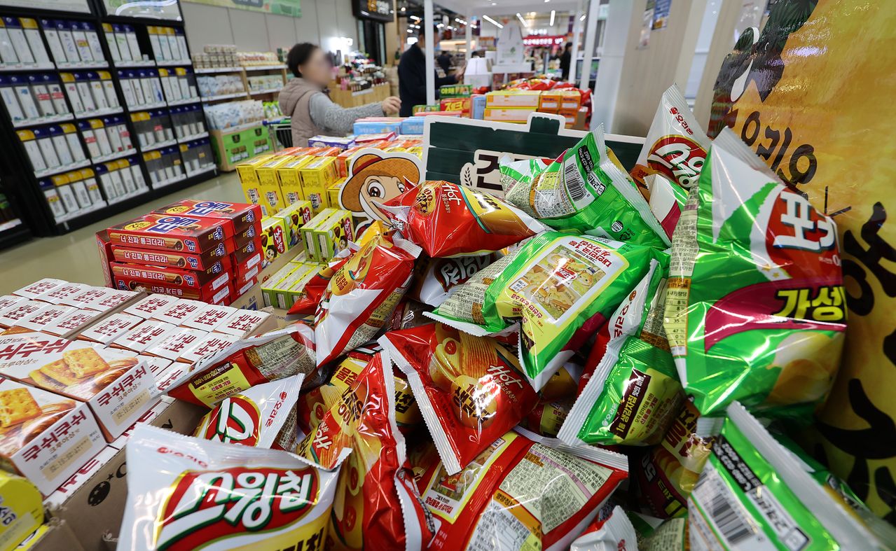 제과·빙과류·양산빵을 생산하는 5개 업체는 4월 출고분부터 제품 22종 가격을 최대 13.4% 인하한다. 뉴스1