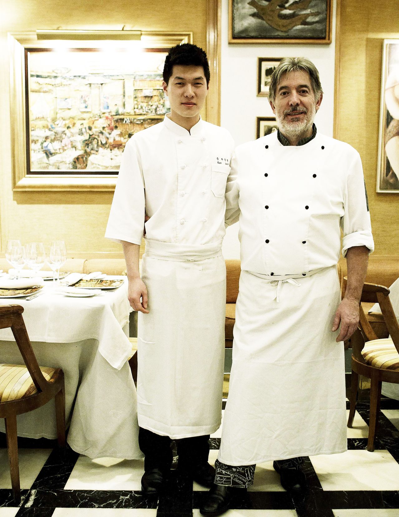 스페인 마드리드의 레스토랑 라 팔로마(Restaurante La Paloma)에서 근무하던 시절로, 세군도 알론소(Segundo Alonso)와 함께한 송하슬람 셰프. 사진 송하슬람 