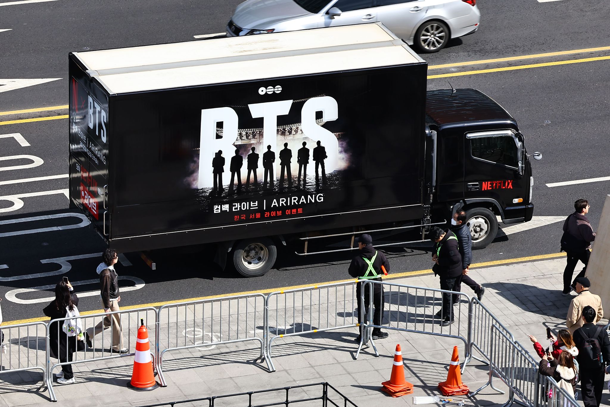 광화문 광장 인근에서 방탄소년단(BTS)의 공연 홍보차량이 돌아다니고 있다.