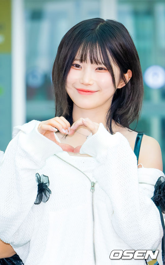 [OSEN=인천공항, 민경훈 기자] 그룹 프로미스나인(fromis_9)가 25일 인천국제공항을 통해 해외 일정차 출국했다.프로미스 나인(송하영, 박지원, 이채영, 이나경, 백지헌)은 이날 '2025 프로미스나인 월드 투어 나우 투모로우 인 유에스에이'(2025 fromis_9 WORLD TOUR NOW TOMORROW. IN USA) 참석차 미국 뉴욕으로 출국했다.프로미스나인 송하영이 출국장으로 향하며 포즈를 취하고 있다. 2025.08.25 /rumi@osen.co.kr