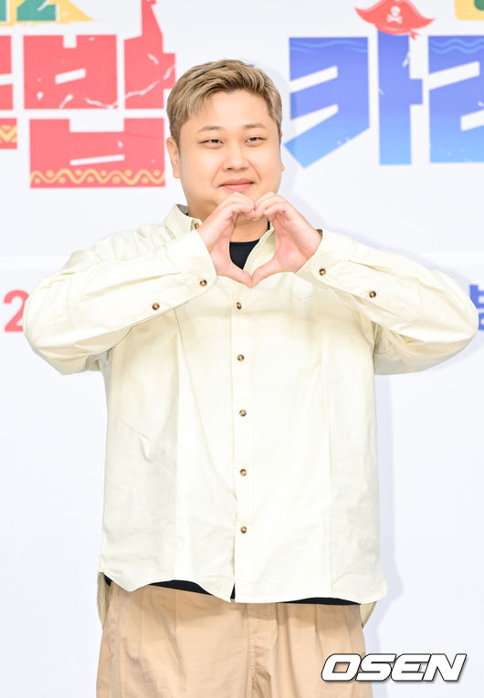 [OSEN=박준형 기자]  27일 목동 SBS 사옥에서 SBS ‘정글밥2 - 페루밥, 카리브밥(이하 '정글밥2')’ 제작발표회가 진행됐다. 오는 27일 첫 방송되는 SBS 새 예능프로그램 '정글밥2 - 페루밥, 카리브밥'은 미지의 정글에서 직접 캐고 잡고 요리하며 펼쳐지는 노동과 미식의 경계를 넘나드는 여행 이야기로 이날 행사에는 류수영,최현석,김옥빈,최다니엘,윤남노,이준,한비인PD,류지환PD가 참석했다. 윤남노 셰프가 포즈를 취하고 있다.   2025.02.27 / soul1014@osen.co.kr