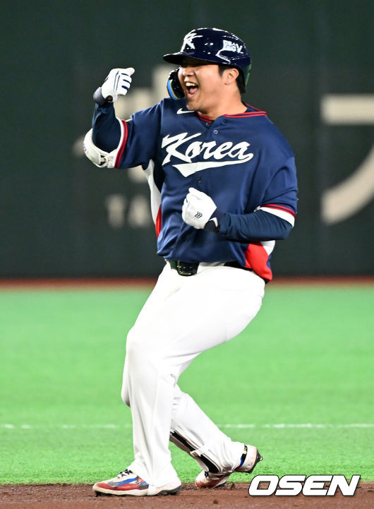 [OSEN=도쿄(일본), 손용호 기자] 7일 일본 도쿄돔에서 2026 월드베이스볼클래식(WBC) 조별리그 C조 대한민국과 일본의 경기가열렸다.한국은 잠수함 고영표, 일본은 좌완 기쿠치 유세이를 선발로 내세웠다. WBC에서 2006년 4강, 2009년 준우승을 차지한 한국은 이후 3개 대회(2013년, 2017년, 2023년)에서 연달아 1라운드를 통과하지 못하고 있다. 이번 대회에서는 8강 토너먼트 복귀를 목표로 대회에 임하고 있다. 지난 5일 체코와의 첫 경기에서는 11-4로 대승을 거두며 좋은 출발을 했다.1회초 2사 1,2루에서 한국 문보경이 2타점 적시 좌중간 2루타를 날리며 세리머니를 하고 있다. 2026.03.07/spjj@osen.co.kr